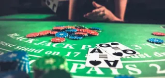 CUM SĂ JOCI CONTRA UNUI 9 AL DEALERULUI LA BLACKJACK