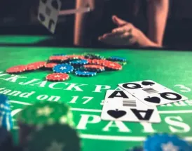 CUM SĂ JOCI CONTRA UNUI 9 AL DEALERULUI LA BLACKJACK