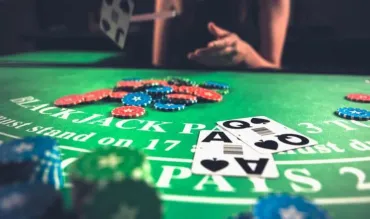 CUM SĂ JOCI CONTRA UNUI 9 AL DEALERULUI LA BLACKJACK